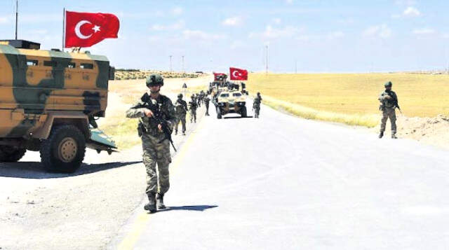 Türk Silahlı Kuvvetleri, Menbiç Sınırına Tank ve Zırhlı Araç Sevk Etmeye Başladı