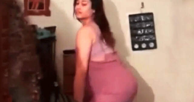 Twerk Dansı Yaparken Annelerine Yakalanan Kızlar Terlikle Dayak Yedi Twerk Dansı Yaparken Annelerine Yakalanan Kızlar Terlikle Dayak Yedi