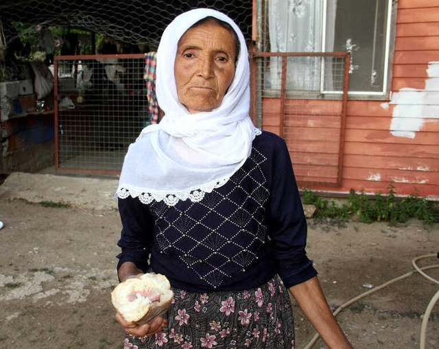 Sabah Kahvaltısı İçin Aldıkları Ekmeğin içinde Takma Diş Çıktı