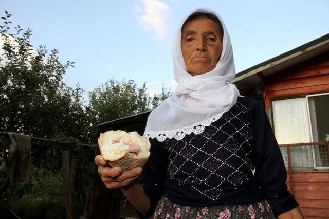 Sabah Kahvaltısı İçin Aldıkları Ekmeğin içinde Takma Diş Çıktı