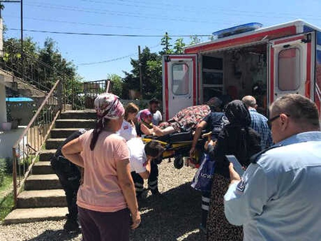 Eltisinin Üzerine <a class='keyword-sd' href='/kaynar/' title='Kaynar'>Kaynar</a> Su Döktü, Kayınvalidesini Çaydanlıkla Başından Yaraladı