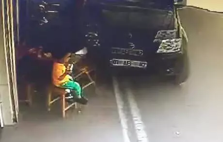 Dikkatsiz Sürücü Kaldırımda Oturan Anne ve 2 Çocuğuna Çarptı