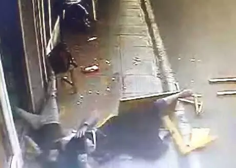 Dikkatsiz Sürücü Kaldırımda Oturan Anne ve 2 Çocuğuna Çarptı