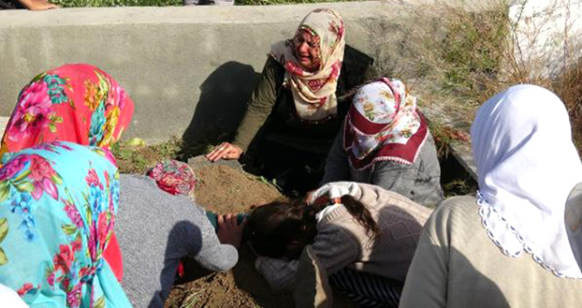 Leyla Aydemir'in Acılı Annesi, Kızının Mezarına Kapanıp Ağıt Yaktı