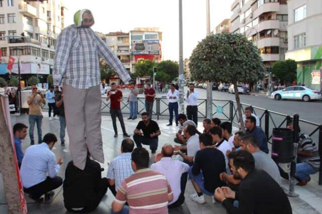 Öfkeli Vatandaşlar Küçük Eylül'ün Katil Zanlısının Maketini Ağaca Asarak İdamını İstedi