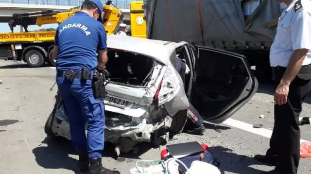 TIR Dorsesinin Altında Kağıt Gibi Ezilen Araçtan 4 Kişi Sağ Çıktı