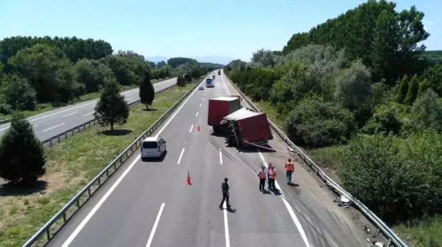 TIR Dorsesinin Altında Kağıt Gibi Ezilen Araçtan 4 Kişi Sağ Çıktı