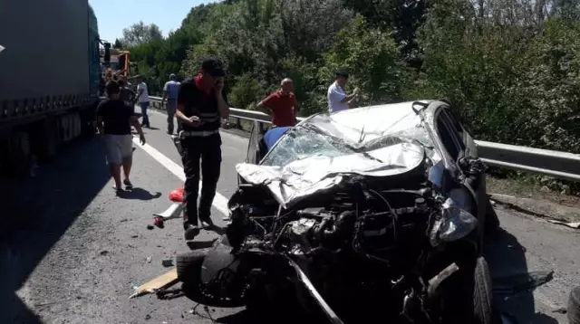 TIR Dorsesinin Altında Kağıt Gibi Ezilen Araçtan 4 Kişi Sağ Çıktı