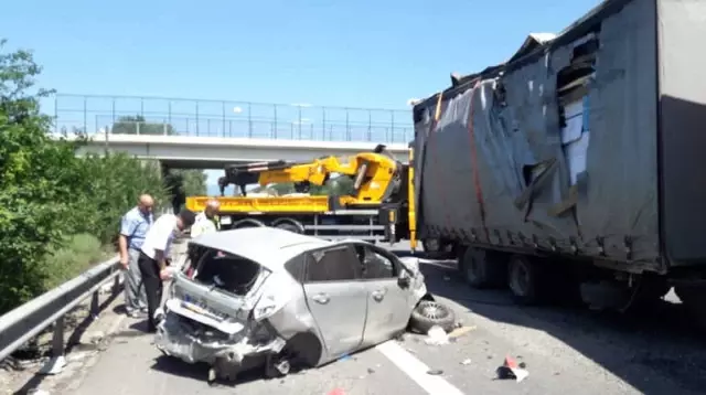 TIR Dorsesinin Altında Kağıt Gibi Ezilen Araçtan 4 Kişi Sağ Çıktı