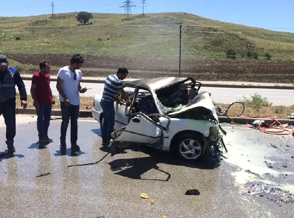Sivas'ta İki Otomobil Kafa Kafaya Çarpıştı: 5 Ölü, 3 Yaralı