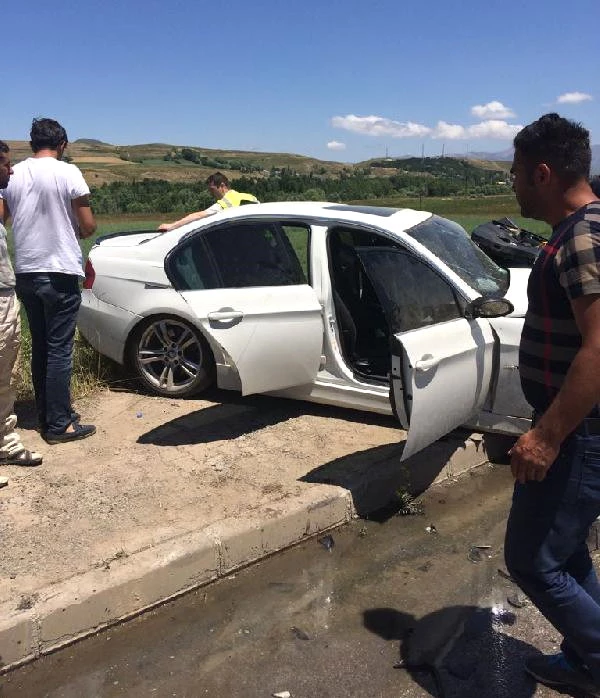Sivas'ta İki Otomobil Kafa Kafaya Çarpıştı: 5 Ölü, 3 Yaralı