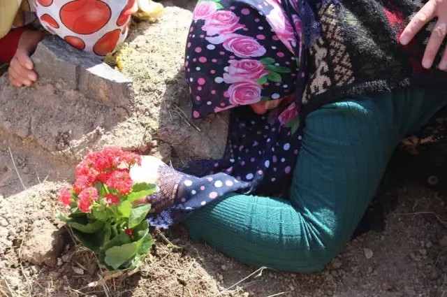 Acılı Anne Leyla'nın Mezara Sarılarak Gözyaşlarına Boğuldu