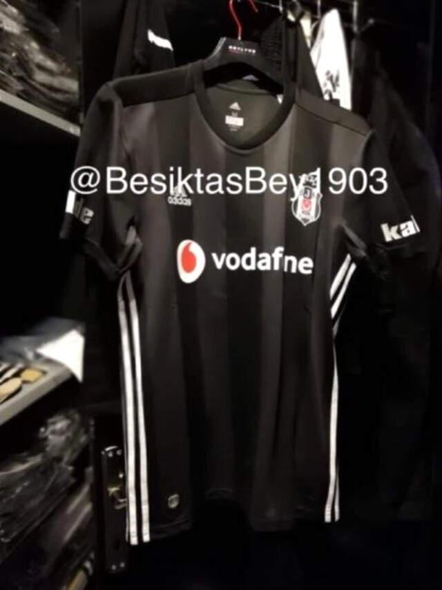 Beşiktaş'ın Yeni Sezon Formaları Basına Sızdı Beşiktaş'ın Yeni Sezon Formaları Basına Sızdı