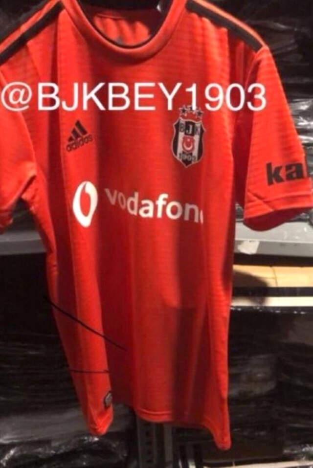Beşiktaş'ın Yeni Sezon Formaları Basına Sızdı Beşiktaş'ın Yeni Sezon Formaları Basına Sızdı