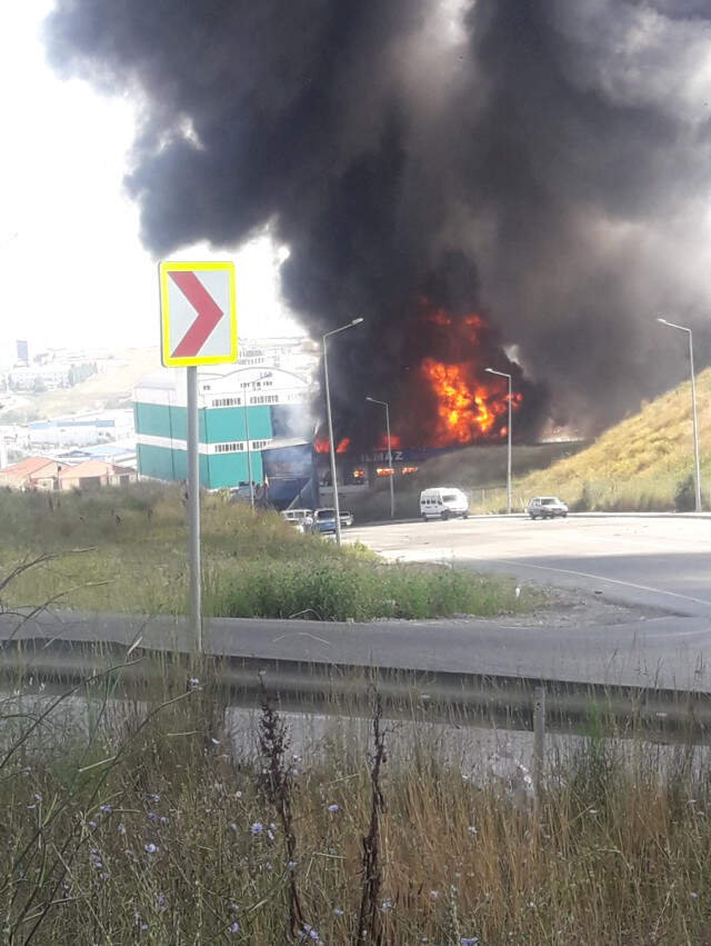 İstanbul'da 5 Bin Metrekarelik Tekstil Fabrikası Cayır Cayır Yandı!