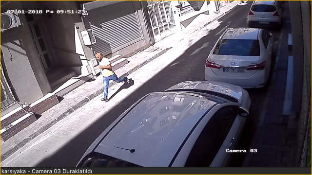 İzmir'de, 13 Yaşındaki Çocuğu Taciz Eden Sapığın Görüntüleri Şehri Birbirine Kattı İzmir'de, 13 Yaşındaki Çocuğu Taciz Eden Sapığın Görüntüleri Şehri Birbirine Kattı
