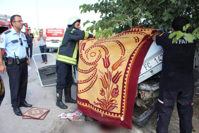 2 Kişinin Öldüğü Kazada Hurda Yığınına Dönen Araç Battaniye ile Kapatıldı