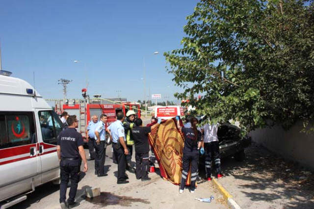 2 Kişinin Öldüğü Kazada Hurda Yığınına Dönen Araç Battaniye ile Kapatıldı