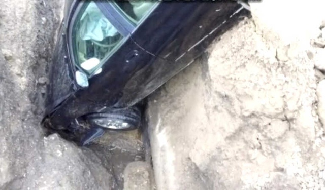 Otomobiliyle Obruğa Düştü, Burnu Bile Kanamadan Dışarı Çıkmayı Başardı
