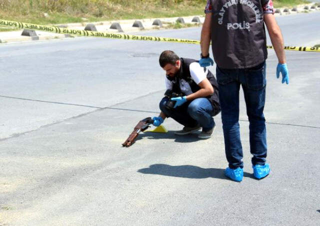 Cinnet Geçiren Adam Mezarlıkta Eşi ve Kayınbiraderini Vurdu