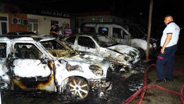 Oto Galericiler Sitesinde, Park Halindeki 8 Araç Yandı