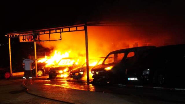 Oto Galericiler Sitesinde, Park Halindeki 8 Araç Yandı