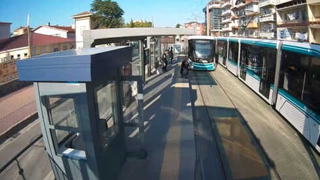 Dalgın Kadın Tramvayın Altında Kalmaktan Saniyelerle Kurtuldu