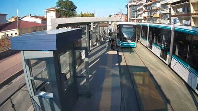 Dalgın Kadın Tramvayın Altında Kalmaktan Saniyelerle Kurtuldu