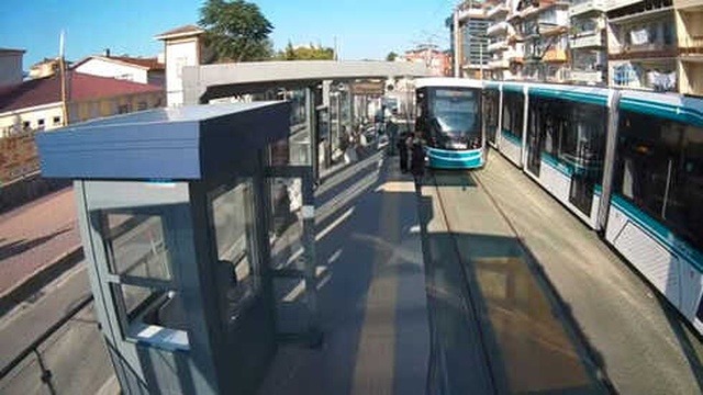 Dalgın Kadın Tramvayın Altında Kalmaktan Saniyelerle Kurtuldu