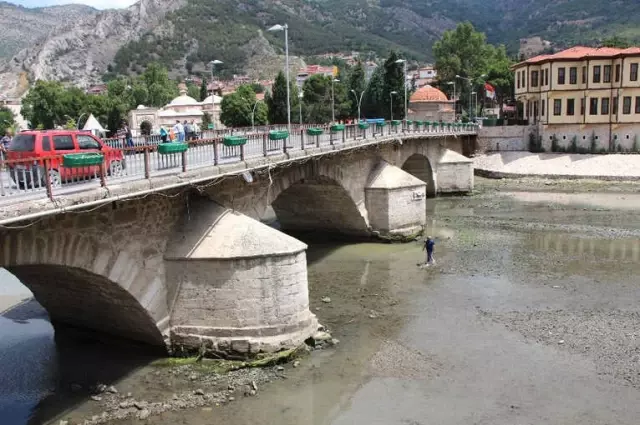 Yeşilırmak Kurudu, Vatandaşlar Üzüleceğine Balık Derdine Düştü