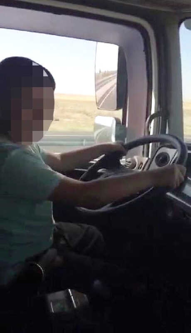 Sorumsuz Amca 10 Yaşındaki Yeğenine Karayolunda TIR Sürdürdü! O Anlar Kamerada