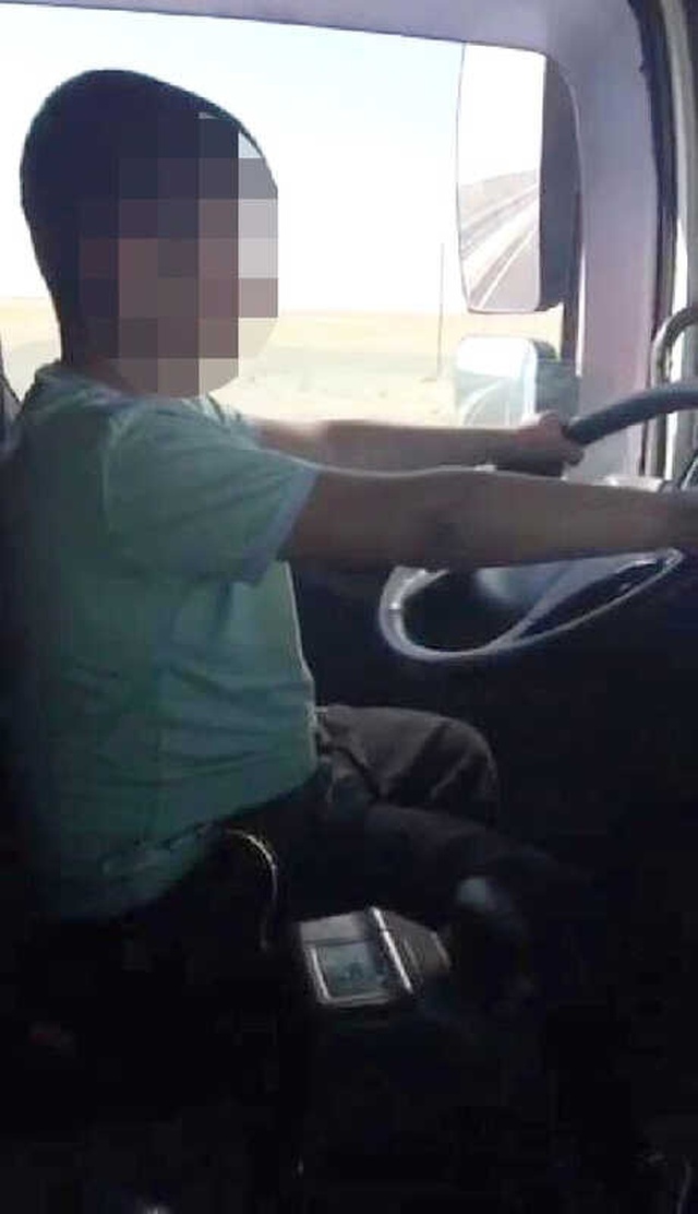 Sorumsuz Amca 10 Yaşındaki Yeğenine Karayolunda TIR Sürdürdü! O Anlar Kamerada