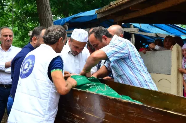 Düğün Konvoyundaki Aracın Çarpması Sonucu Hayatını Kaybeden Minik Ömer Son Yolculuğuna Uğurlandı