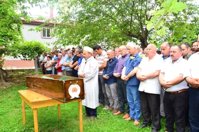 Düğün Konvoyundaki Aracın Çarpması Sonucu Hayatını Kaybeden Minik Ömer Son Yolculuğuna Uğurlandı