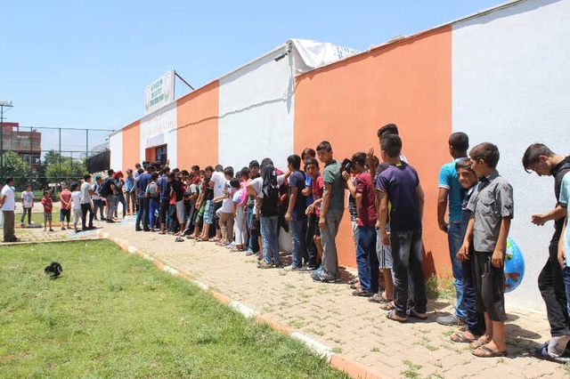 Şanlıurfa'da Termometreler 61 Dereceyi Gösterdi, Serinlemek İçin Havuzlarda Kuyruklar Oluştu