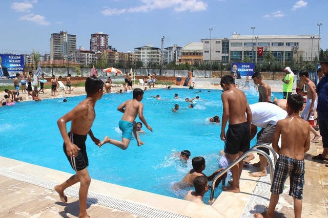 Şanlıurfa'da Termometreler 61 Dereceyi Gösterdi, Serinlemek İçin Havuzlarda Kuyruklar Oluştu