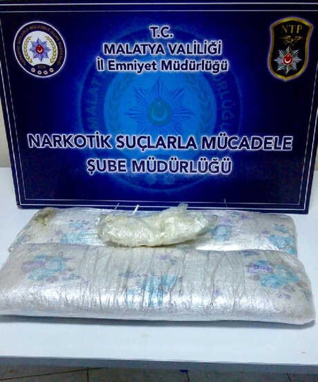 Anne ile Kızı Vücutlarına Sarılı Esrarla Yakalandı