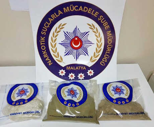 Anne ile Kızı Vücutlarına Sarılı Esrarla Yakalandı
