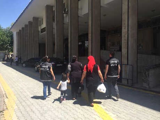 Anne ile Kızı Vücutlarına Sarılı Esrarla Yakalandı