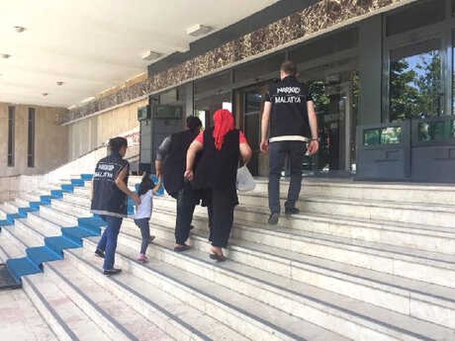 Anne ile Kızı Vücutlarına Sarılı Esrarla Yakalandı