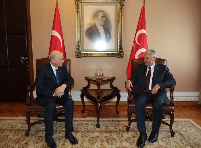 Adı Meclis Başkanlığı İçin Geçen Bahçeli'yi Makamında Ziyaret Etti Adı Meclis Başkanlığı İçin Geçen Bahçeli'yi Makamında Ziyaret Etti
