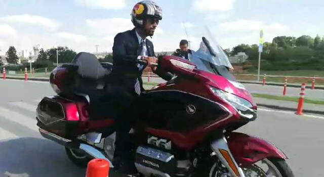 AK Parti Sakarya Milletvekili Kenan Sofuoğlu, Yemin Törenine Motosikletiyle Geldi AK Parti Sakarya Milletvekili Kenan Sofuoğlu, Yemin Törenine Motosikletiyle Geldi