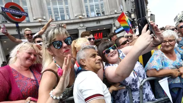 Fotoğraflarla: Londra'da Onur Yürüyüşüne Yüz Binler Katıldı