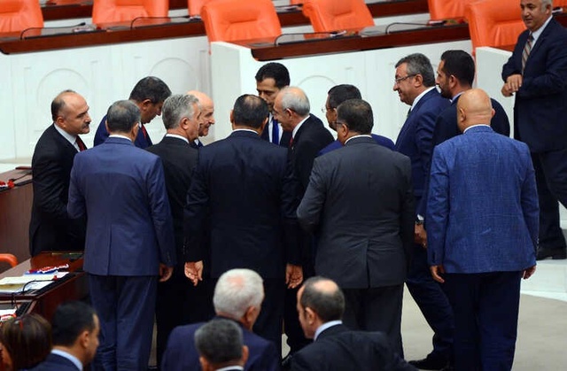 CHP Lideri Kılıçdaroğlu ve MHP Lideri Bahçeli TBMM'de Sohbet Etti