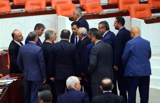 CHP Lideri Kılıçdaroğlu ve MHP Lideri Bahçeli TBMM'de Sohbet Etti