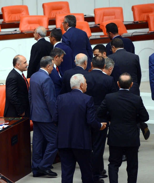 CHP Lideri Kılıçdaroğlu ve MHP Lideri Bahçeli TBMM'de Sohbet Etti