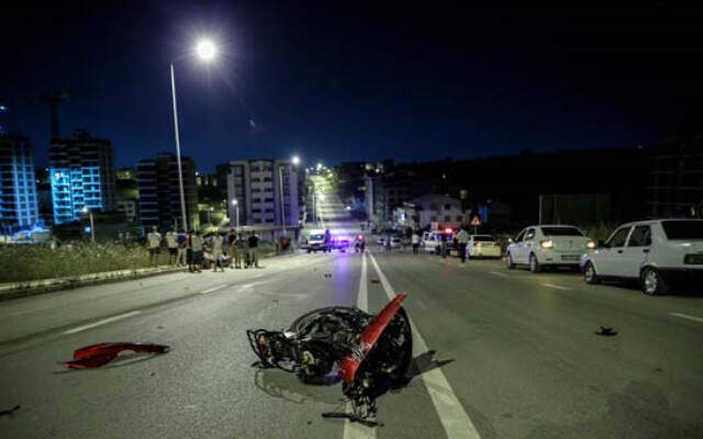 Otomobille Çarpışan Motosiklet Sürücüsü ve Arkadaşı 100 Metre Savrularak Can Verdi