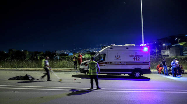 Otomobille Çarpışan Motosiklet Sürücüsü ve Arkadaşı 100 Metre Savrularak Can Verdi