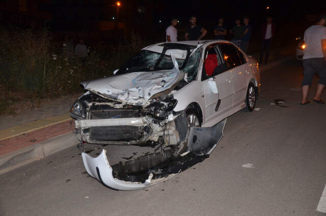 Otomobille Çarpışan Motosiklet Sürücüsü ve Arkadaşı 100 Metre Savruldu Otomobille Çarpışan Motosiklet Sürücüsü ve Arkadaşı 100 Metre Savrularak Can Verdi
