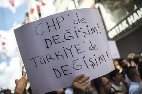 Bir Grup CHP'li Genç, CHP İstanbul İl Başkanlığı Önünde Eylem Yaptı